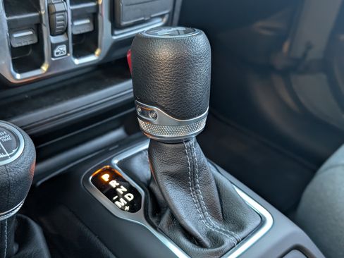 Used 2025 Jeep Wrangler Sahara image 30