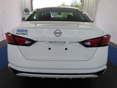 Used 2025 Nissan Altima 2.5 SV FWD image 11