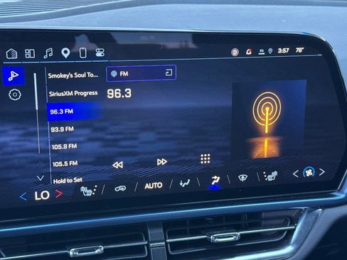 Used 2025 Chevrolet Equinox EV LT w/ Convenience Package image 26