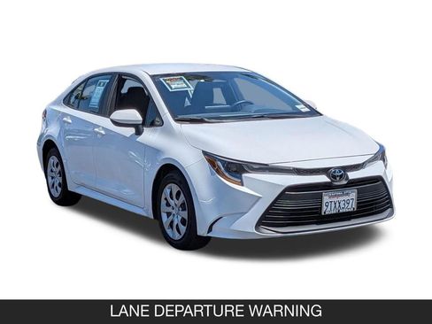 Used 2025 Toyota Corolla LE FWD image 2