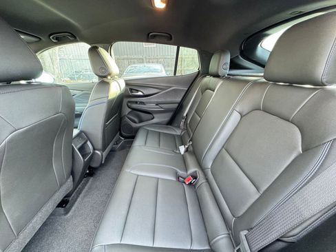 Used 2025 Buick Envista Sport Touring image 23