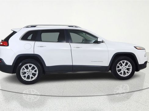 Used 2016 Jeep Cherokee Latitude w/ Comfort & Sound Group AWD/4WD image 4