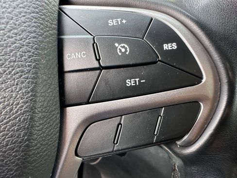 Used 2021 Jeep Grand Cherokee Laredo AWD/4WD image 26