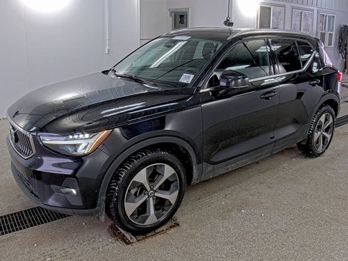 Used 2024 Volvo XC40 B5 Plus image 1