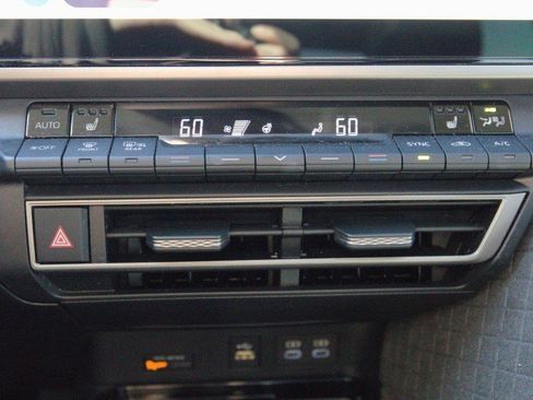 Used 2025 Toyota Camry XLE image 23