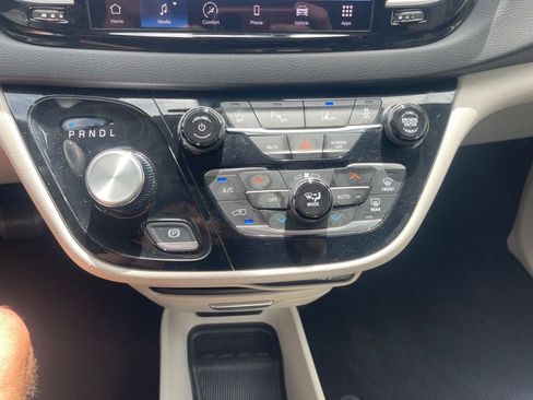 Used 2024 Chrysler Pacifica Touring-L FWD image 18