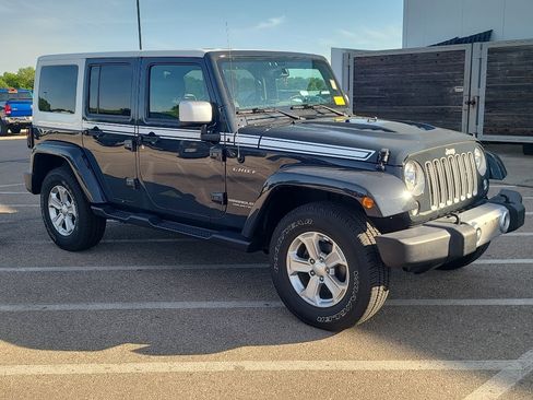 Used 2017 Jeep Wrangler Unlimited Sahara w/ Quick Order Package 24E Chief AWD/4WD image 8