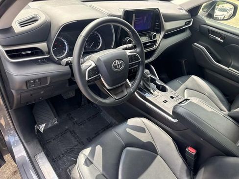 Used 2023 Toyota Highlander XLE FWD image 24