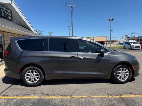 Used 2017 Chrysler Pacifica Touring FWD image 2