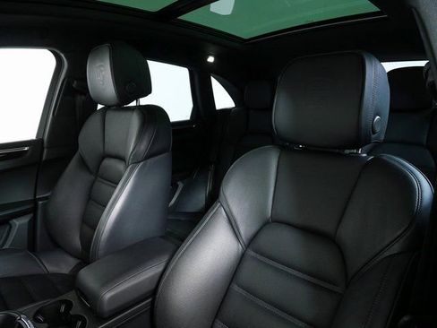 Certified 2023 Porsche Macan image 5