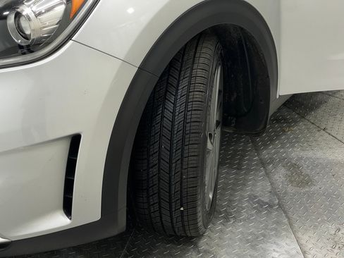 Used 2017 Kia Niro Touring image 36