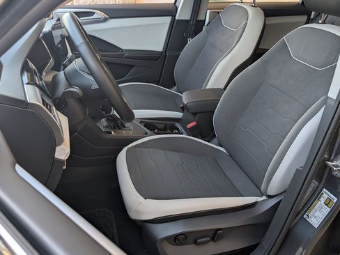 Used 2025 Volkswagen Taos SE w/ Panoramic Sunroof Package FWD image 17