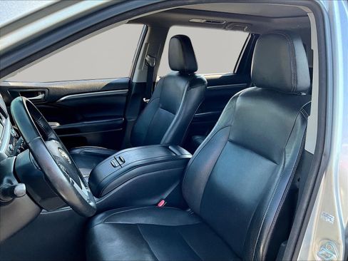 Used 2017 Toyota Highlander Limited Platinum FWD image 21