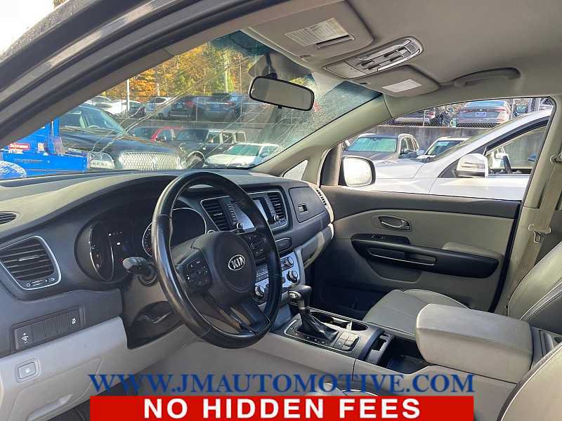 Used 2017 Kia Sedona LX w/ LX Essentials Premium Package FWD image 2