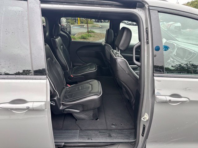 Used 2025 Chrysler Pacifica Limited FWD image 11