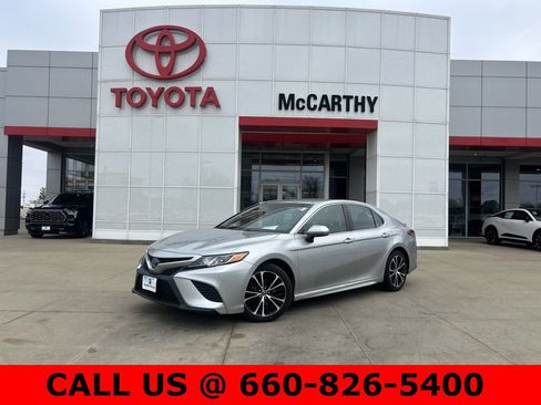 Used 2018 Toyota Camry SE image 1
