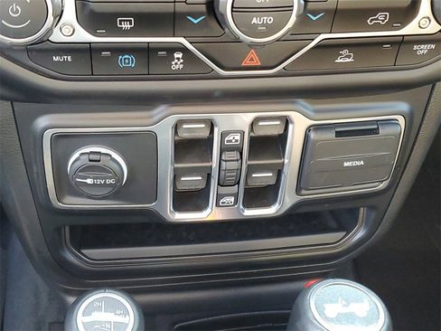 Used 2022 Jeep Wrangler Unlimited Sahara image 19