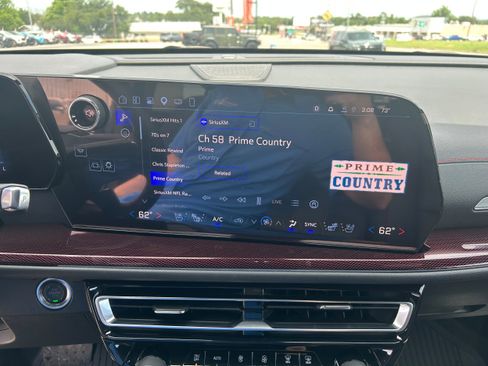 Used 2025 Chevrolet Traverse RS FWD image 28