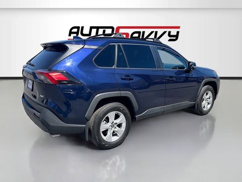 Used 2021 Toyota RAV4 XLE w/ Convenience Package FWD image 7