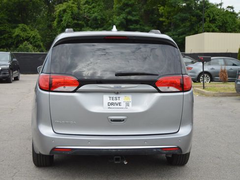 Used 2017 Chrysler Pacifica Touring-L FWD image 5