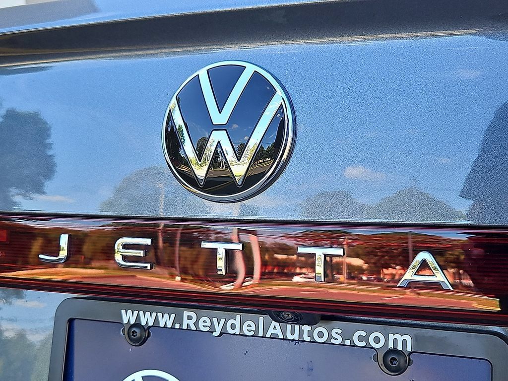 Certified 2025 Volkswagen Jetta SEL FWD image 32