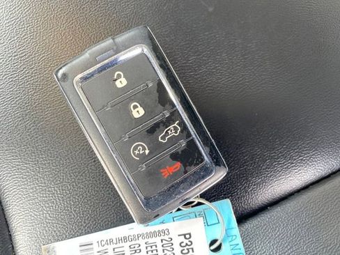 Used 2023 Jeep Grand Cherokee Limited image 25