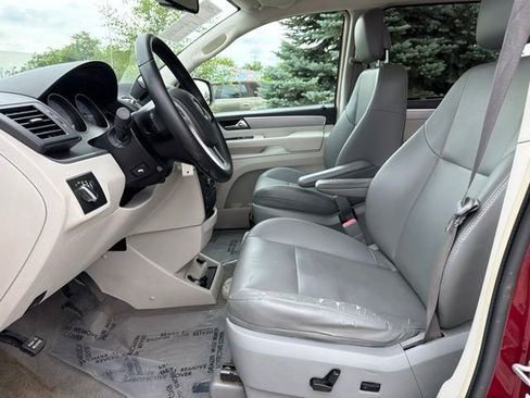 Used 2011 Volkswagen Routan SE FWD image 16