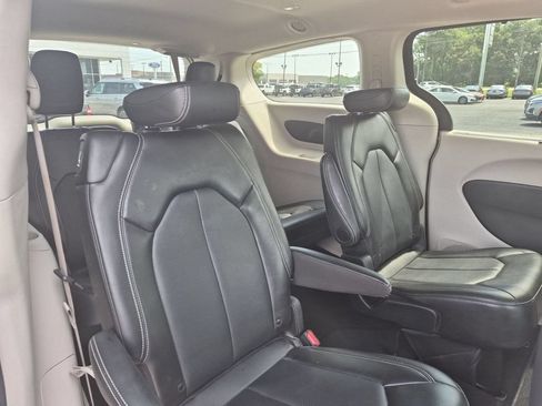 Used 2024 Chrysler Pacifica Touring-L FWD image 33