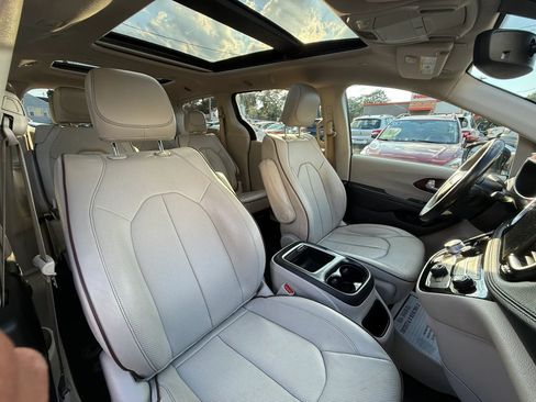 Used 2020 Chrysler Pacifica Limited FWD image 24