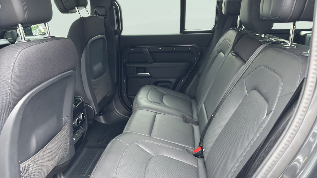 Used 2025 Land Rover Defender 110 V8 AWD/4WD image 8