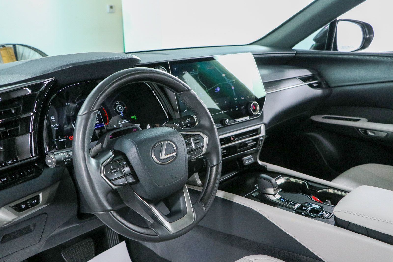 Used 2025 Lexus RX 350 Premium w/ Convenience Package FWD image 23