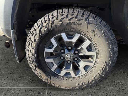 Used 2017 Toyota Tacoma TRD Off-Road image 10