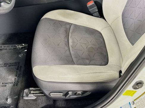 Used 2019 Toyota RAV4 XLE w/ Convenience Package AWD/4WD image 18