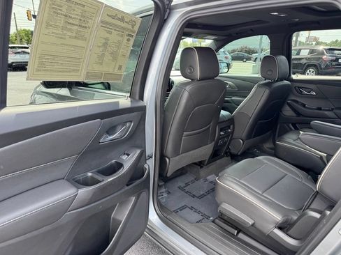 Used 2023 Chevrolet Traverse Premier FWD image 40