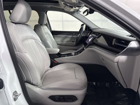 Used 2023 Jeep Grand Cherokee Overland image 27
