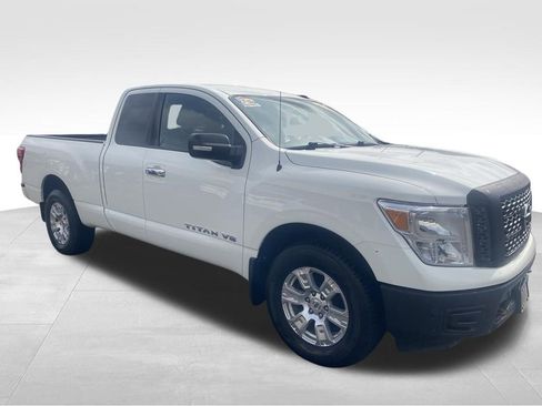 Used 2018 Nissan Titan SV w/ SV Convenience Package image 27