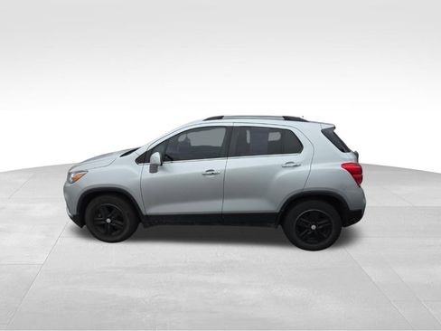 Used 2020 Chevrolet Trax LT w/ LT Convenience Package image 12