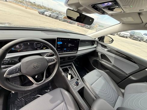 Certified 2025 Volkswagen Tiguan SE FWD image 11