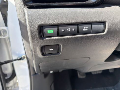 Used 2024 Nissan Sentra SR FWD image 19