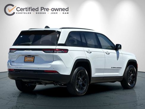 Used 2024 Jeep Grand Cherokee Altitude AWD/4WD image 4