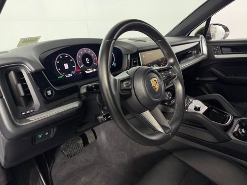 Used 2024 Porsche Cayenne AWD/4WD image 22