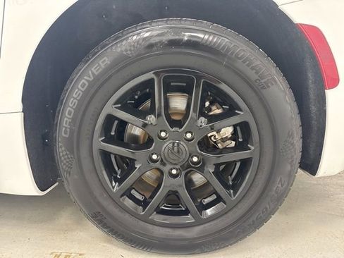 Used 2023 Chrysler Pacifica Touring-L FWD image 35