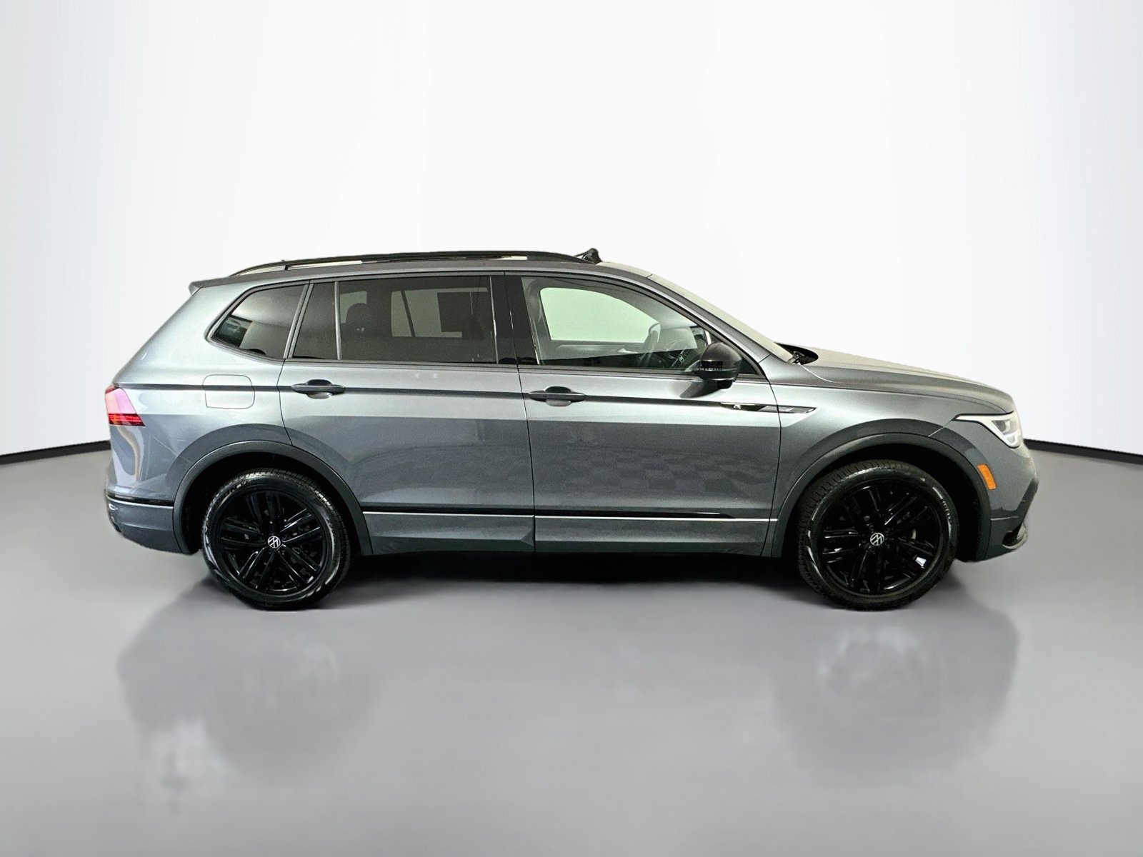 Used 2022 Volkswagen Tiguan SE R-Line AWD/4WD image 8