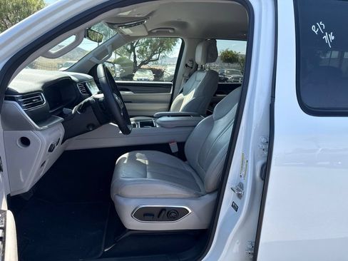 Used 2024 Jeep Wagoneer L Series II RWD image 22