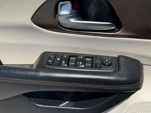Used 2019 Chrysler Pacifica Touring Plus w/ Cold Weather Group FWD image 19