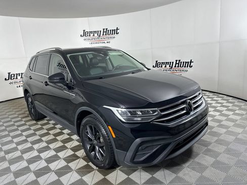 Used 2022 Volkswagen Tiguan SE w/ Panoramic Sunroof Package AWD/4WD image 3
