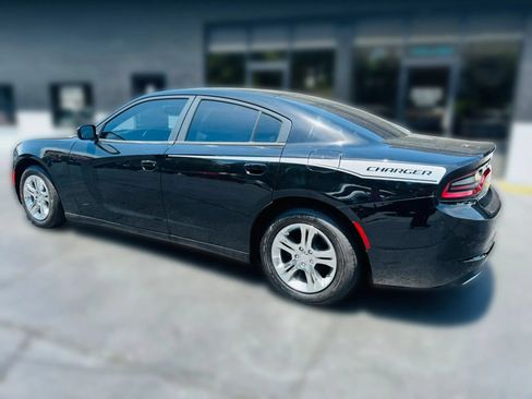 Used 2016 Dodge Charger SE RWD image 3