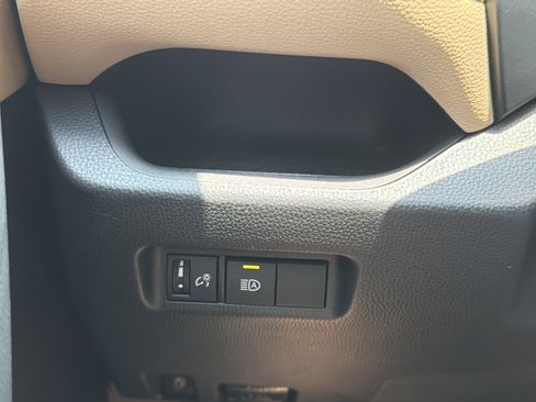 Used 2021 Toyota RAV4 LE AWD/4WD image 13