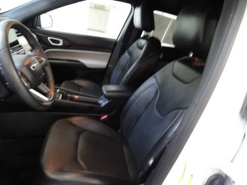 Used 2023 Jeep Compass Latitude image 2