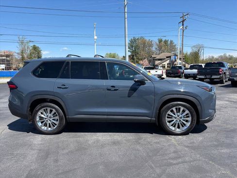 Used 2025 Toyota Grand Highlander AWD image 2